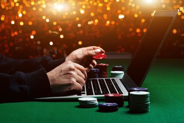 မြန်မာ esports fan များ hub vip တွင် MLBB MPL tournament live ကြည့်ကာ bet တင်နေသည်